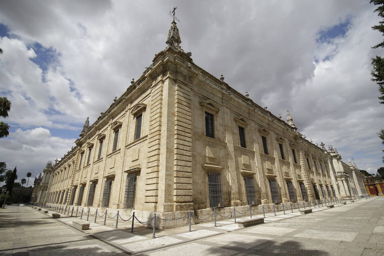 Salas y patios del edificio de la antigua Fábrica de Tabaco, actualmente en uso por la Universidad de Sevilla
