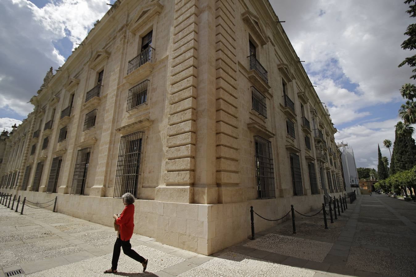 Salas y patios del edificio de la antigua Fábrica de Tabaco, actualmente en uso por la Universidad de Sevilla