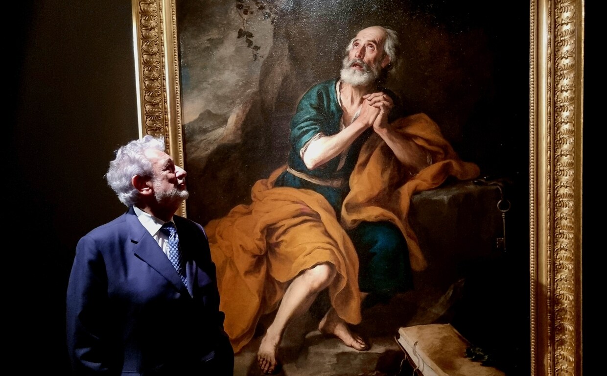 Plácido Domingo admirando el 'San Pedro penitente de los Venerables'