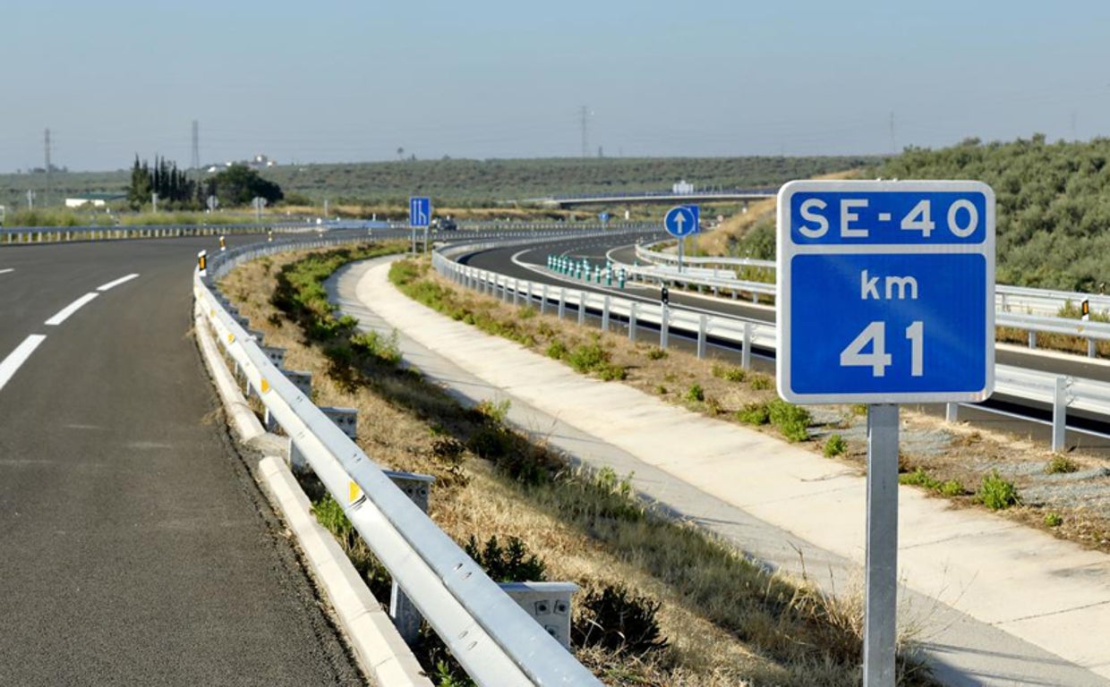 La SE-40 tiene menos del 50% de sus kilómetros construidos