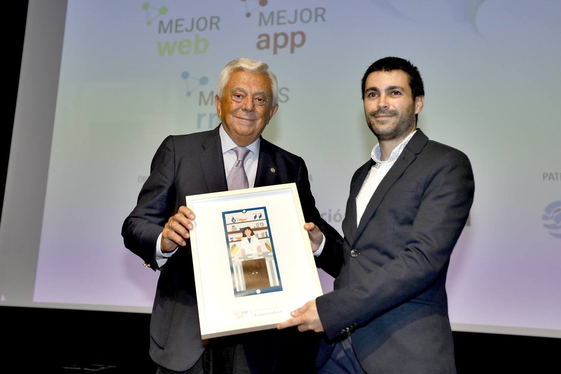 Premio Environet a la categoría de Mejor APP.  Entrega el galardón, Francisco Herrero León, presidente de la Cámara de Comercio de Sevilla, y recibe el premio por parte de Farmaciasdirect, Esteban Cerezo, especialista en marketing digital. 