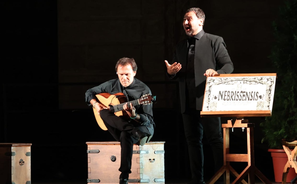José Valencia con la guitarra de Pedro María Peña en 'Nebrissensis'