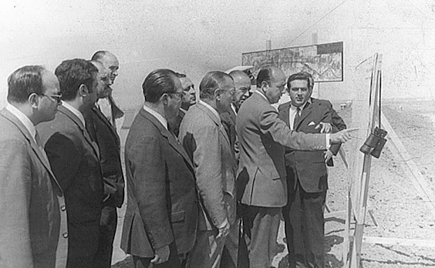 Trabajos de dragado en el cauce de la corta de los Olivillos a finales de la década de los 60