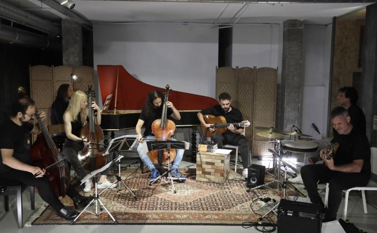 Dani de Morón ensayando con Fahmi Alqhai y el resto de músicos de Accademia del Piacere