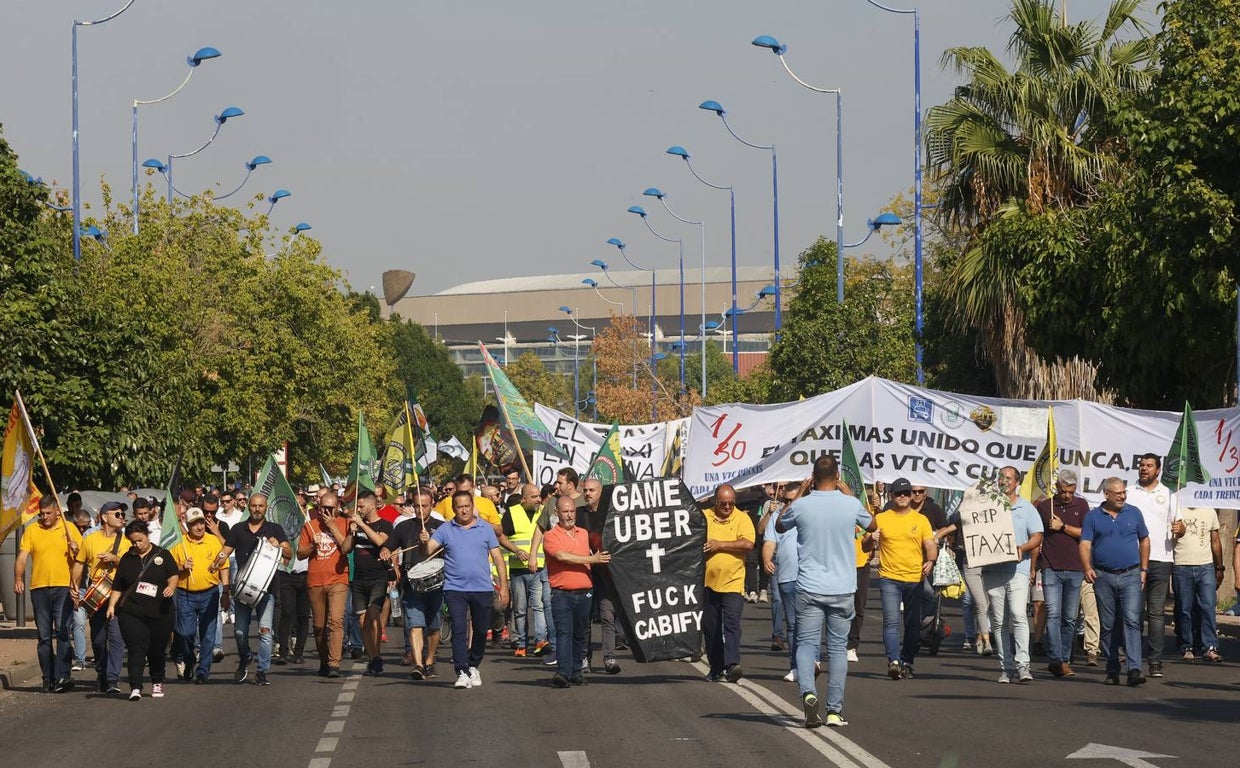 Protesta de los taxistas contra la regulación de la Junta a los VTC en Sevilla