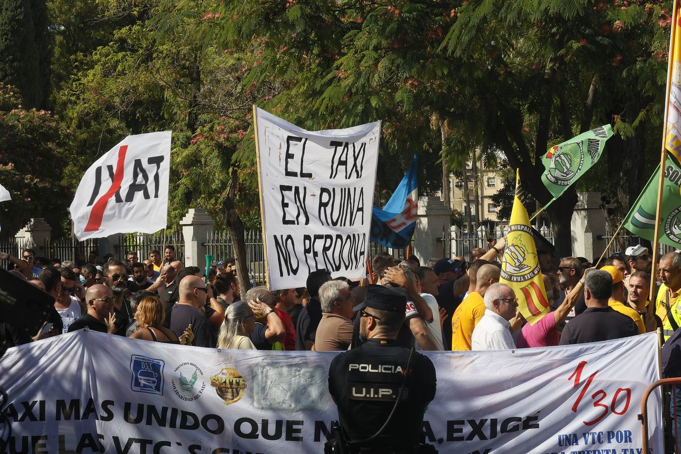 Protesta de los taxistas contra la regulación de la Junta a los VTC en Sevilla