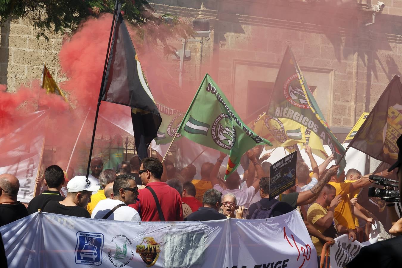 Protesta de los taxistas contra la regulación de la Junta a los VTC en Sevilla