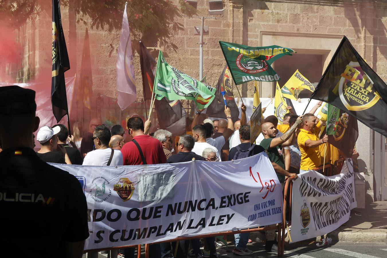Protesta de los taxistas contra la regulación de la Junta a los VTC en Sevilla