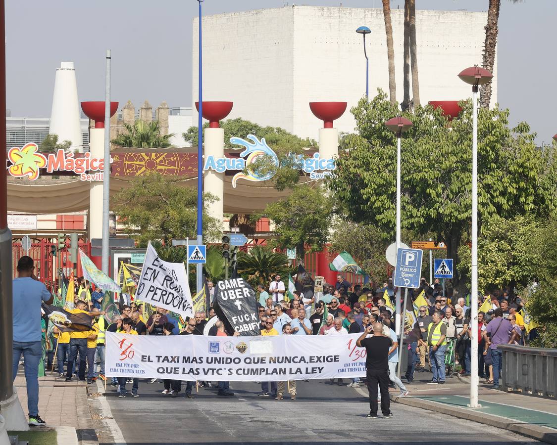 Protesta de los taxistas contra la regulación de la Junta a los VTC en Sevilla