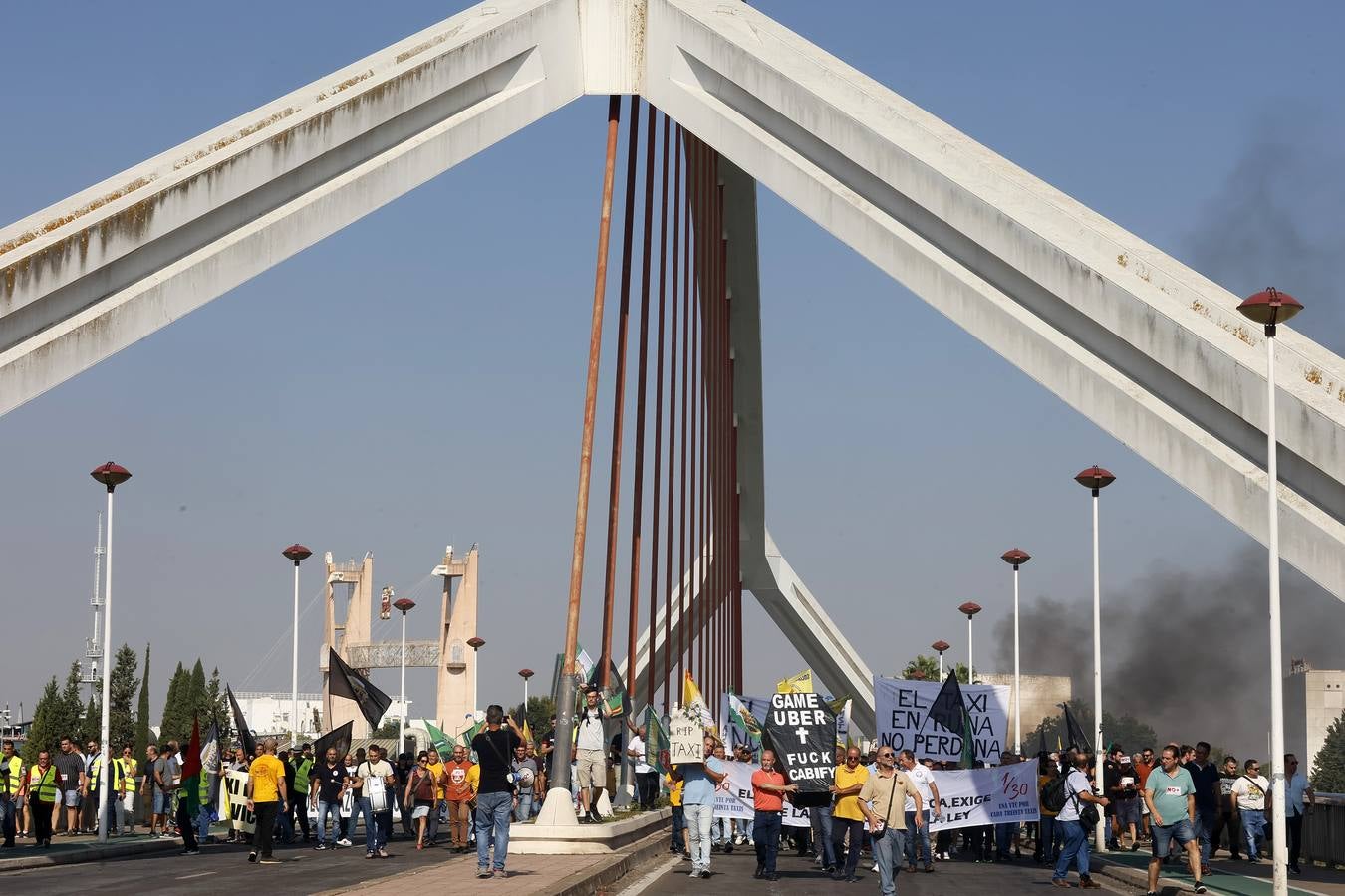 Protesta de los taxistas contra la regulación de la Junta a los VTC en Sevilla