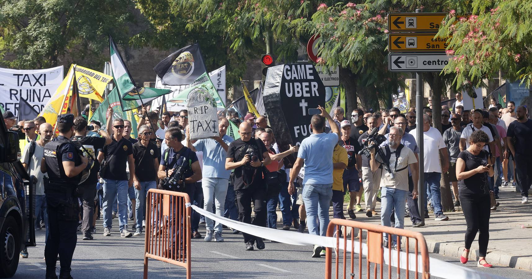 Protesta de los taxistas contra la regulación de la Junta a los VTC en Sevilla
