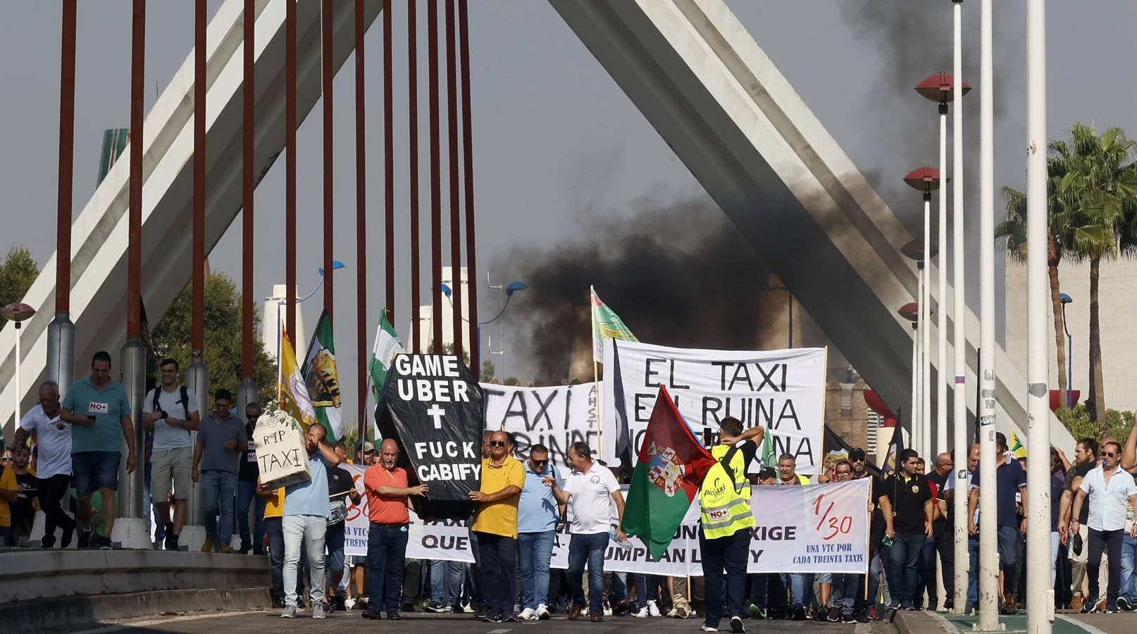 Protesta de los taxistas contra la regulación de la Junta a los VTC en Sevilla