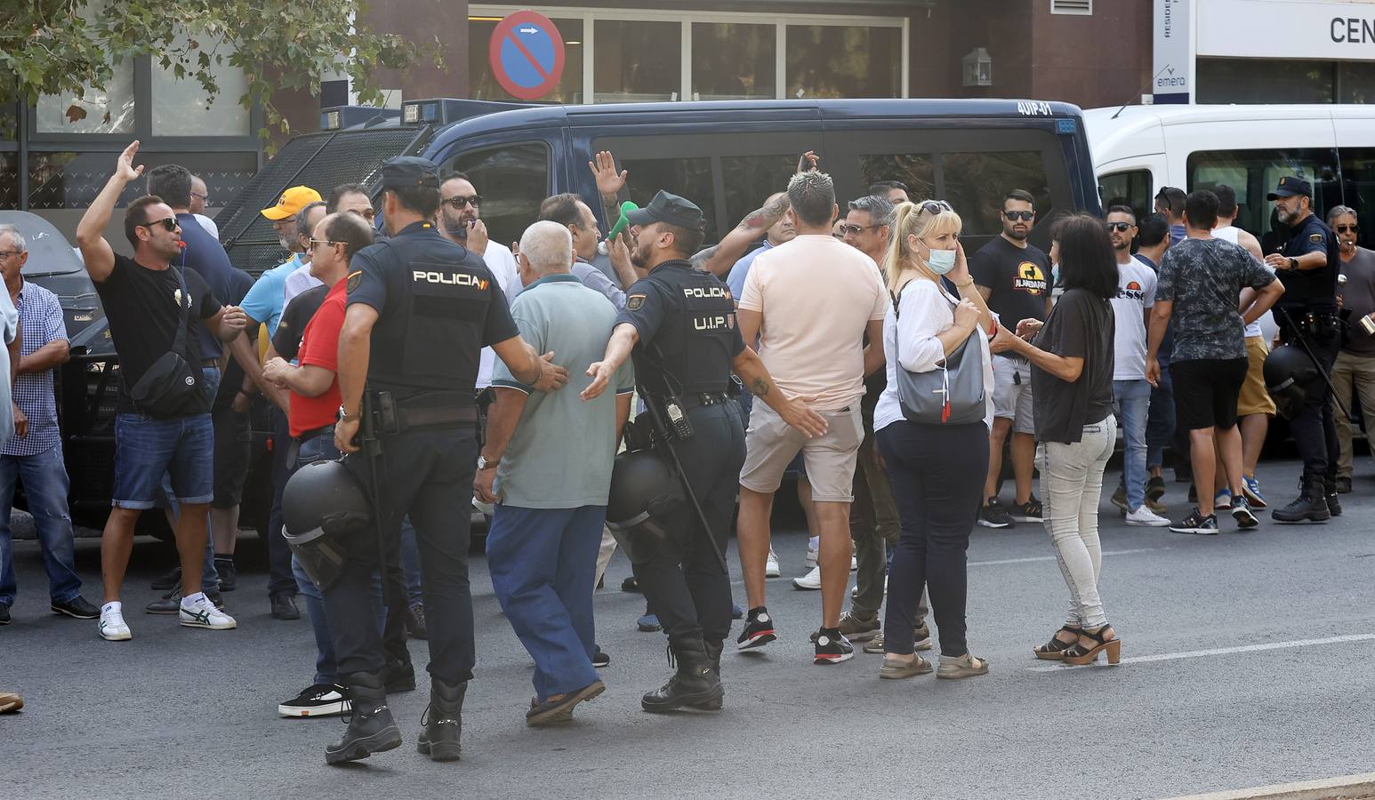 Protesta de los taxistas contra la regulación de la Junta a los VTC en Sevilla