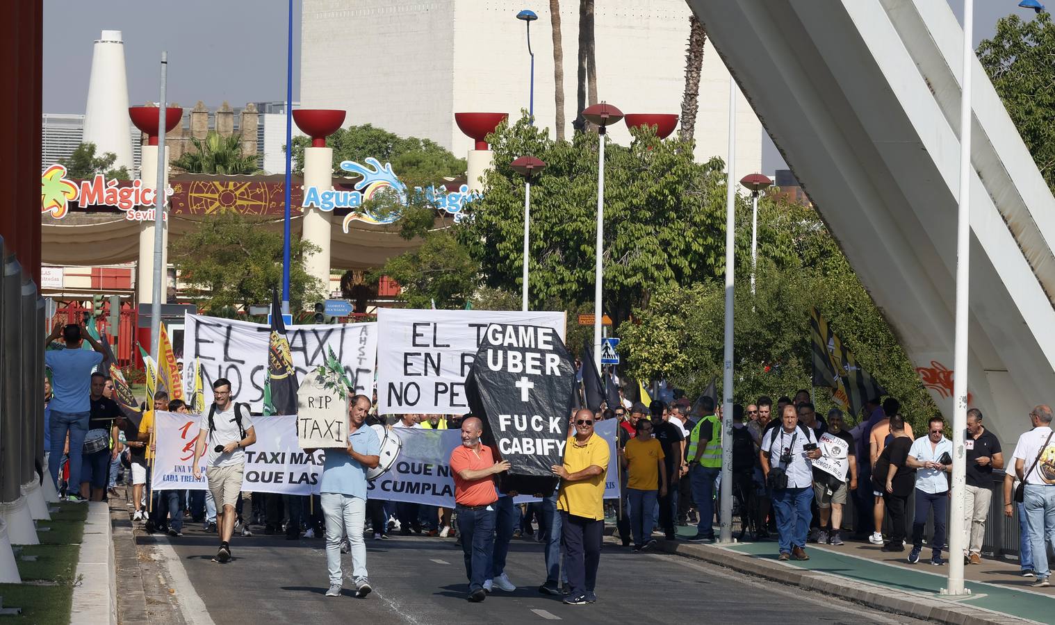 Protesta de los taxistas contra la regulación de la Junta a los VTC en Sevilla
