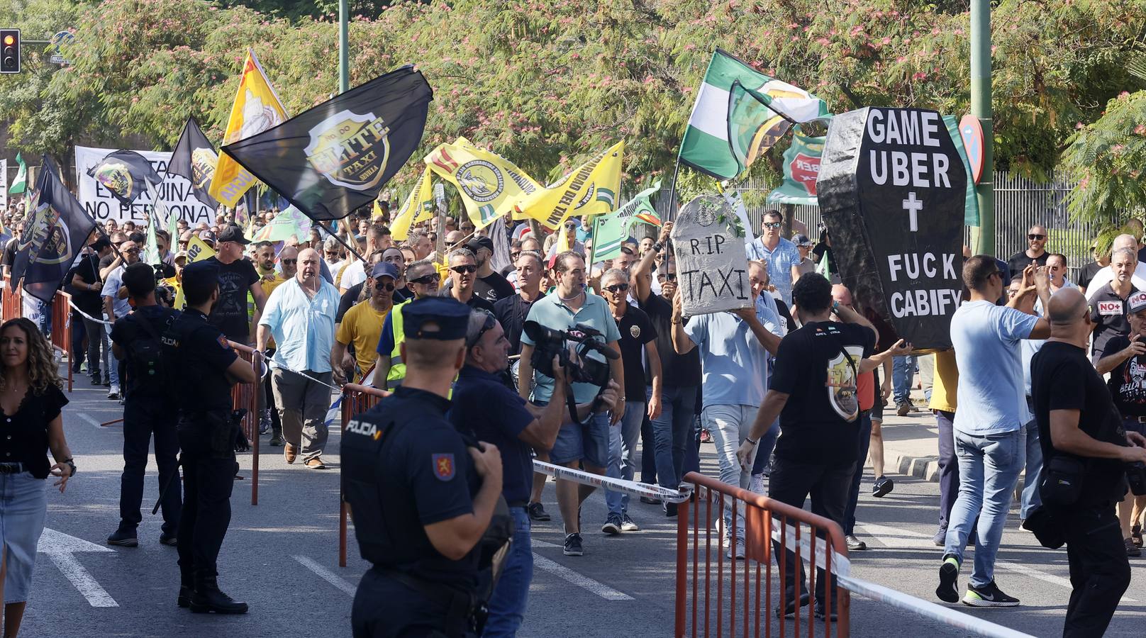 Protesta de los taxistas contra la regulación de la Junta a los VTC en Sevilla