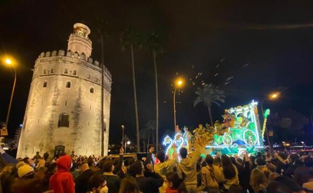 La Cabalgata de Reyes Magos 2022 de Sevilla, a su paso por la Torre del Oro, debido al cambio de recorrido para evitar el Covid