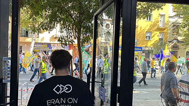 Rubén, propietario de la Barbería Room 19, observa a los taxistas en la calle Resolana desde su peluquería