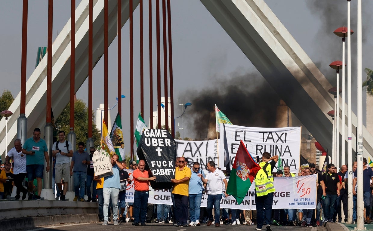 Momento en el que los manifestantes cruzan el Puente de la Barqueta