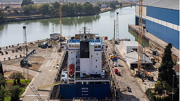 Vista del muelle del Astillero con el buque «Greta» en el dique seco