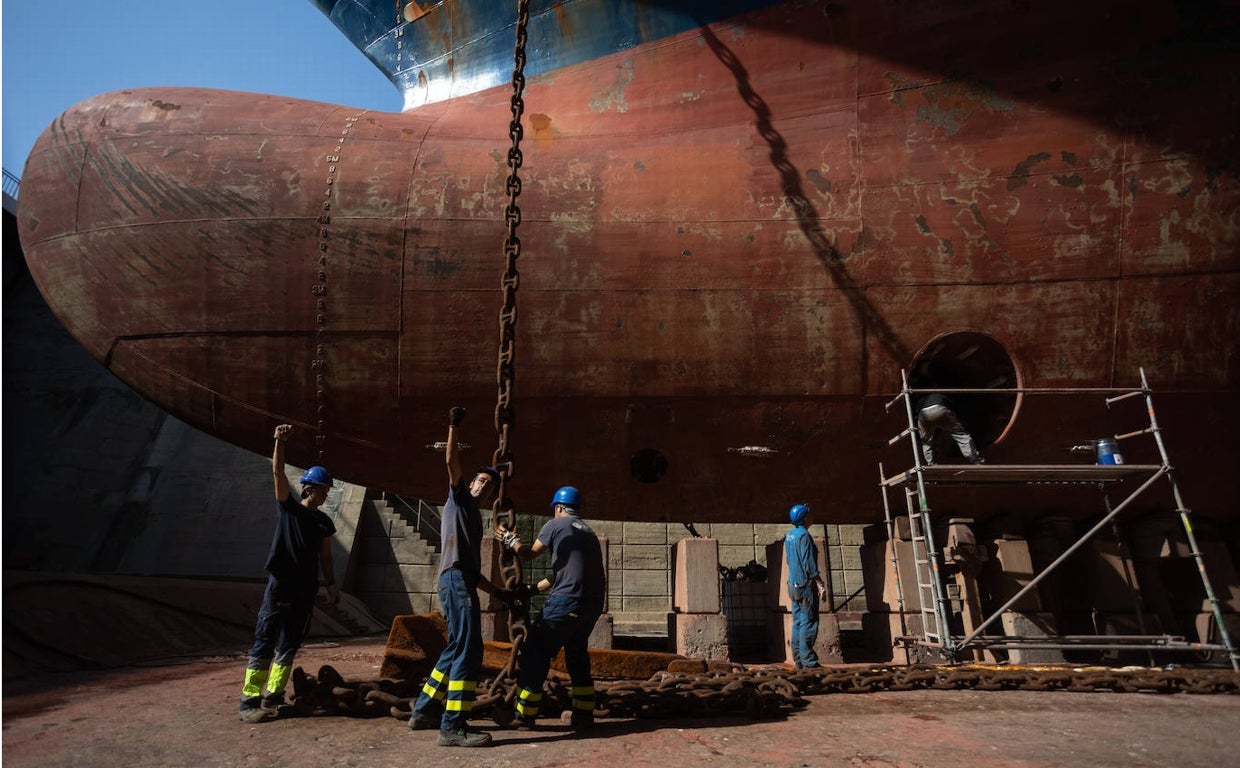 Trabajadores de Astilleros del Guadalquivir realizan tareas de mantenimiento en el casco de barco
