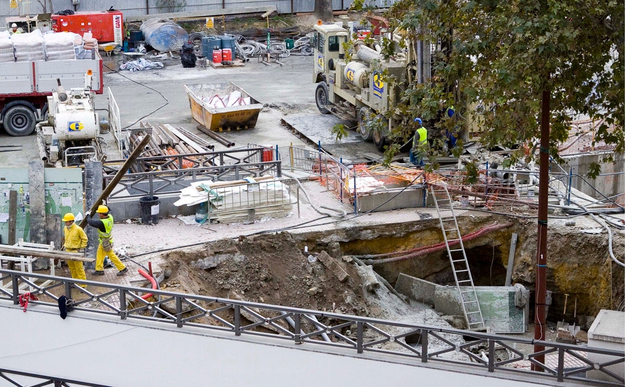 El socavón por las obras del metro que se tragó en 2008 un quiosco en el Cristina