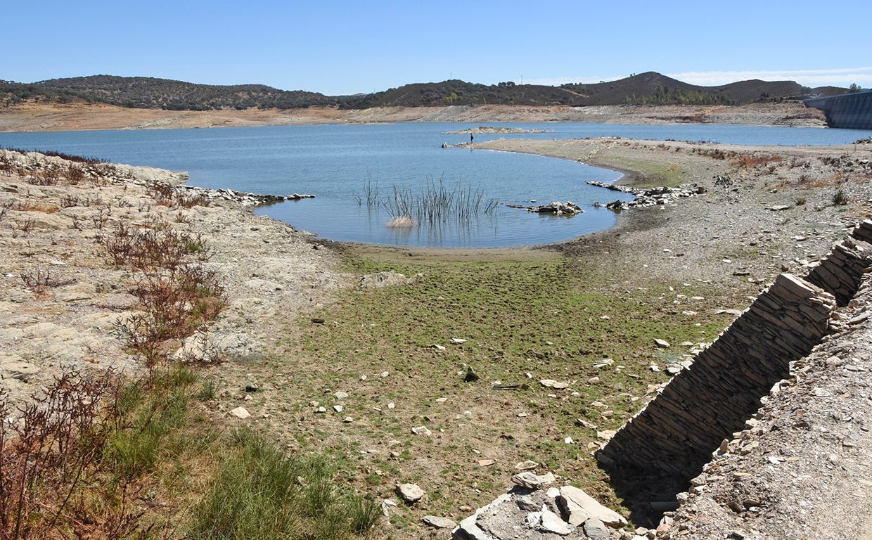 Imagen reciente del pantano de Aracena, uno de los seis que abastecen a Sevilla y su área metropolitana