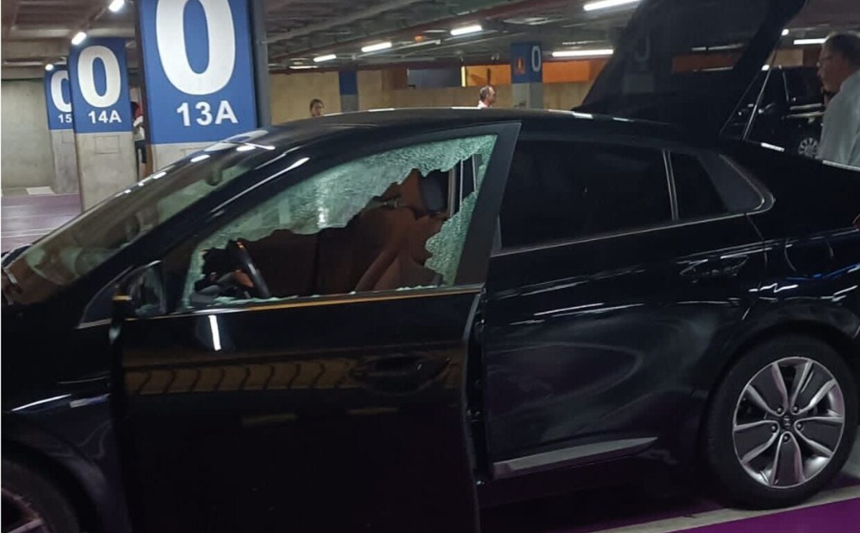 Uno de los coches VTC atacados anoche con la ventanilla rota