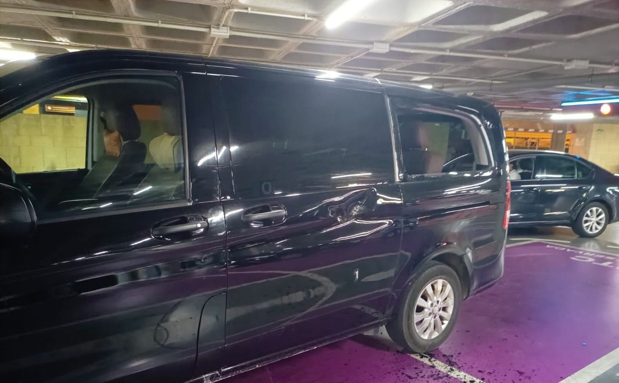 Uno de los coches VTC atacados en el aeropuerto de Sevilla