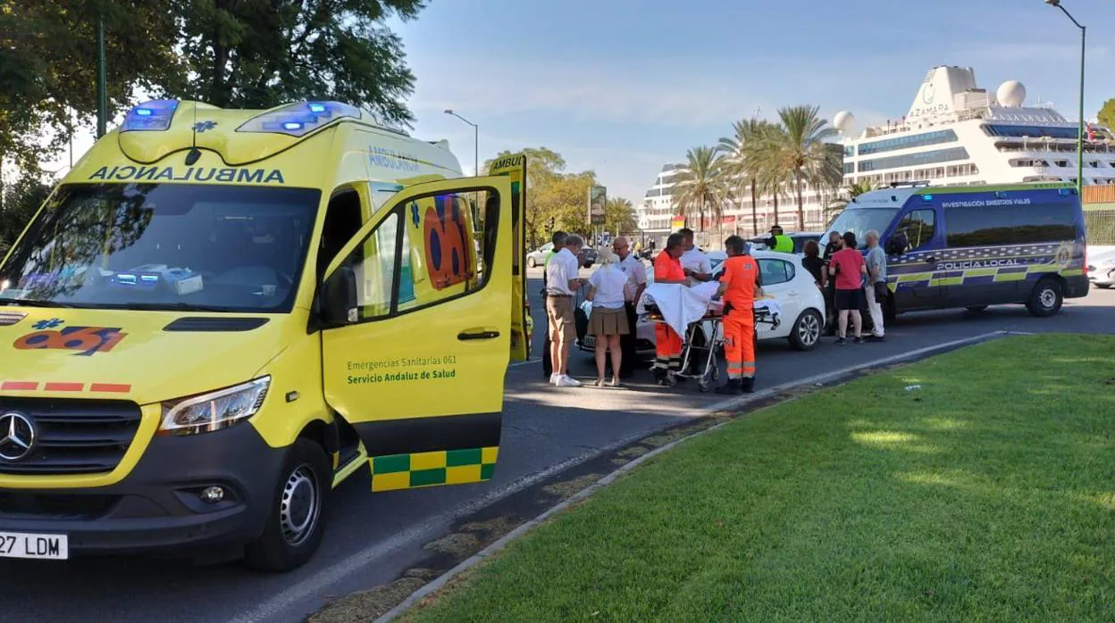 Hospitalizada una turista tras ser atropellada en la glorieta de Marineros Voluntarios en Sevilla