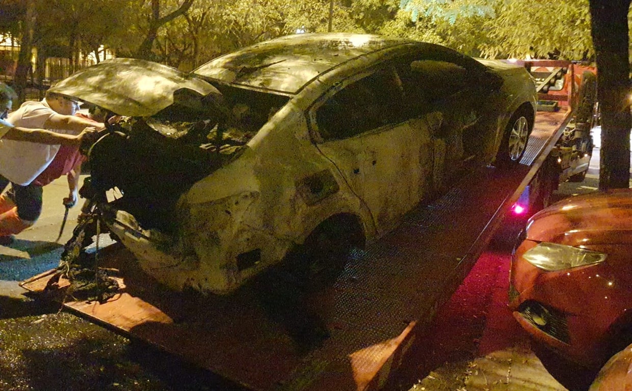 Imagen difundida por la Unión Sevillana del Taxi sobre uno de los vehículos quemados en Sevilla
