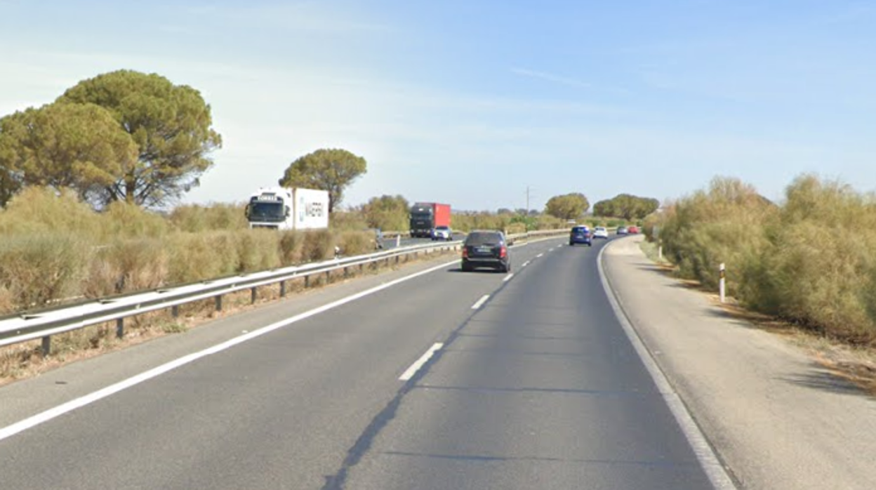 Mueren dos personas en un accidente de tráfico al chocar contra un coche que estaba parado en la autopista AP-4, en Lebrija