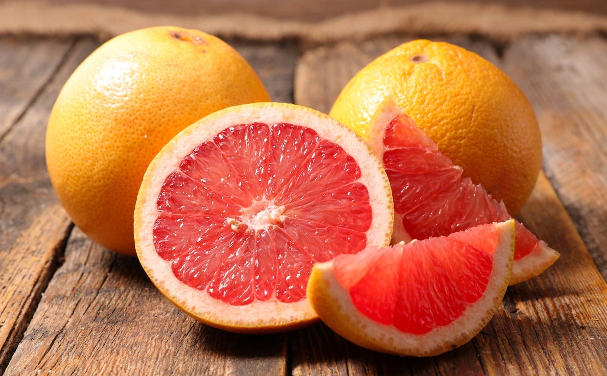 El pomelo es un cítrico que se toma tanto directamente como en zumo