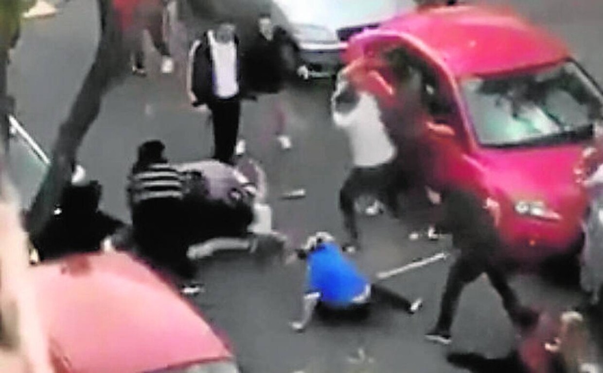 Fotograma del vídeo grabado por algunos vecinos de la pelea en la calle Mejillón de Pino Montano