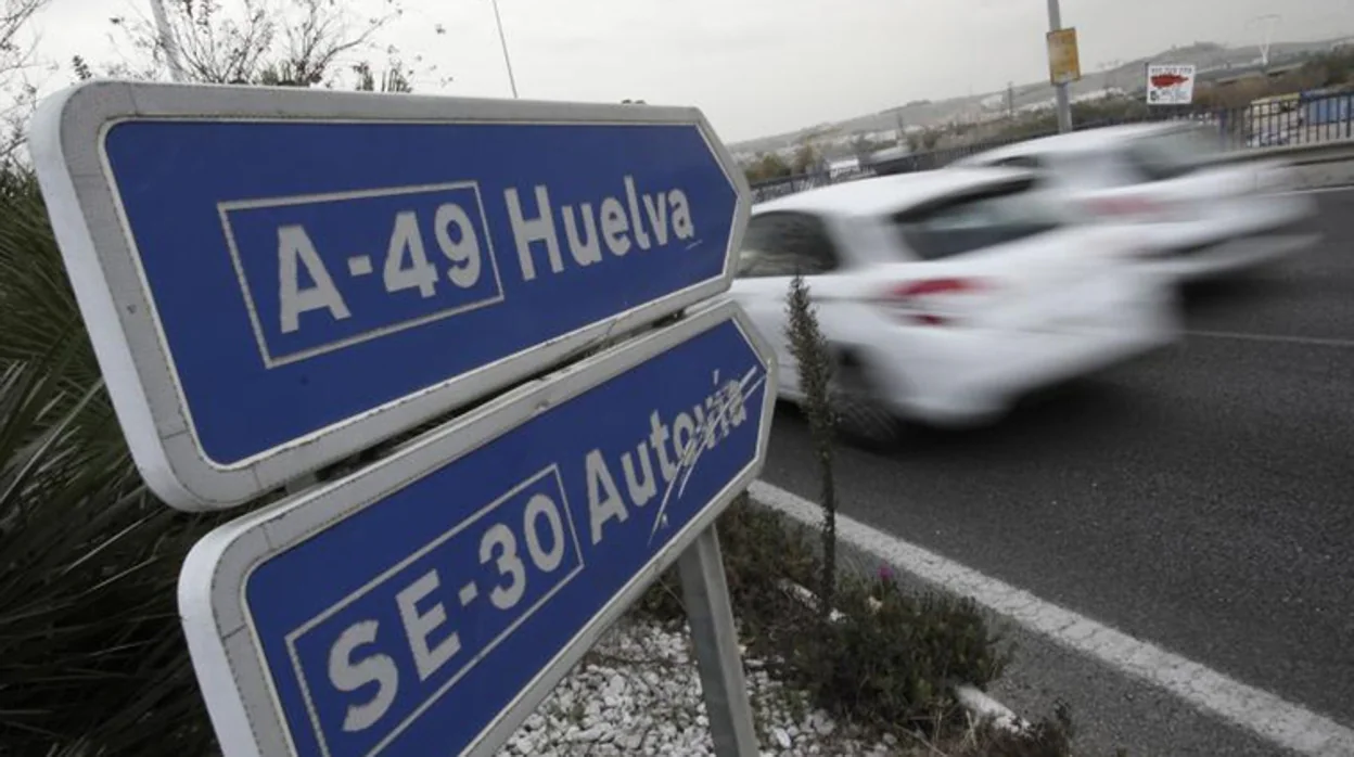Kilómetros de atasco en la A-49 y SE-30 a causa de un accidente en el puente de Juan Carlos I de Sevilla