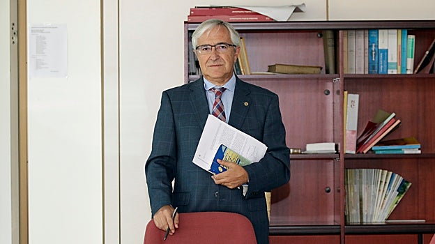 El secretario de la Oficina del Jurado de la Audiencia de Sevilla, Luis Revilla