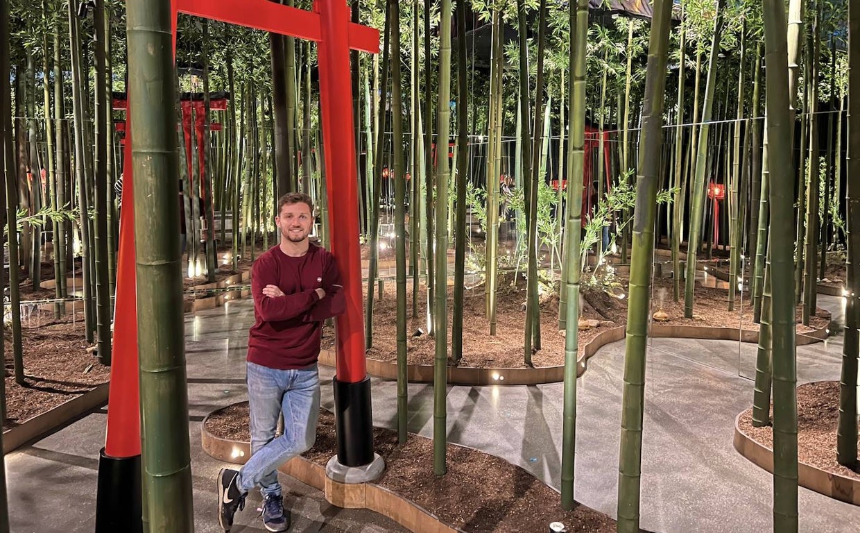 Fernando Pastor Troya, cofundador y CEO de Ikono, en el bosque de bambú de la galería