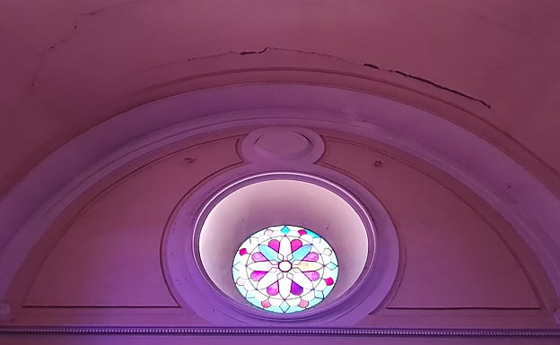 Interior de la parroquia de San Jacinto junto al ficus