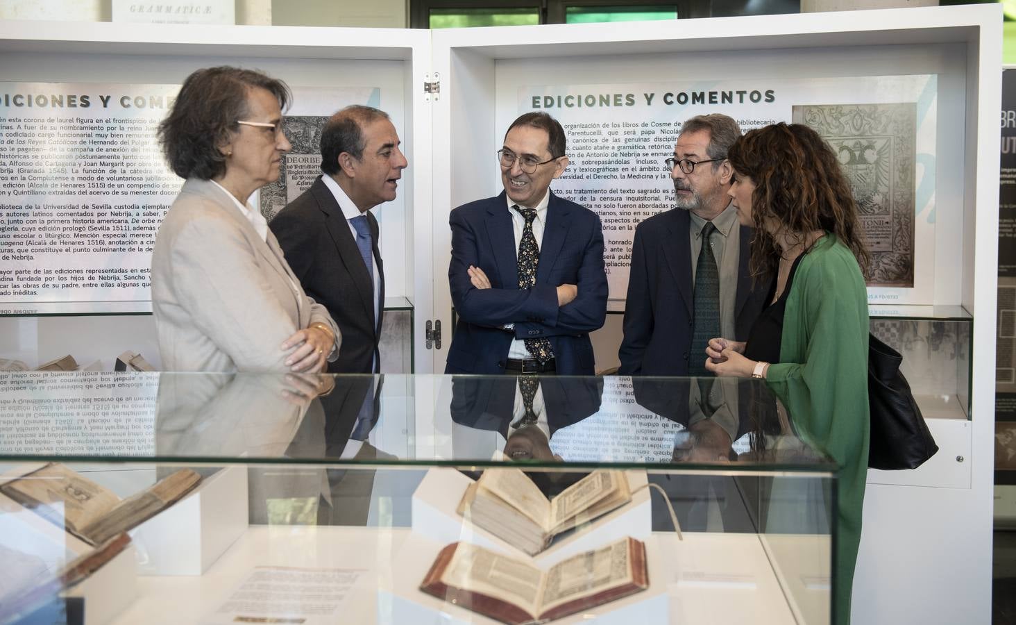 Visitantes y expositores de la muestra 'Nebrija en la Biblioteca de la Universidad de Sevilla'