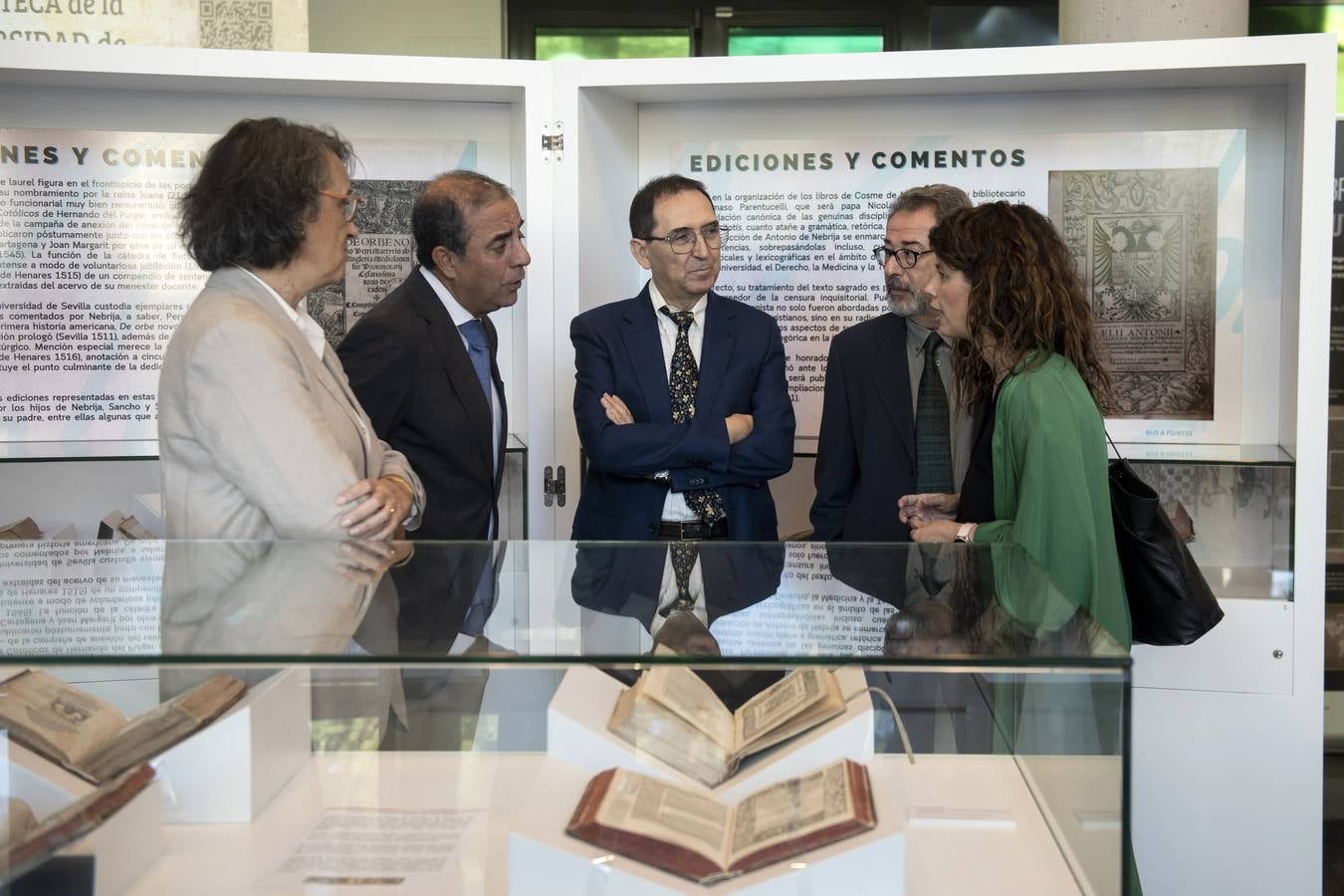 Visitantes y expositores de la muestra 'Nebrija en la Biblioteca de la Universidad de Sevilla'