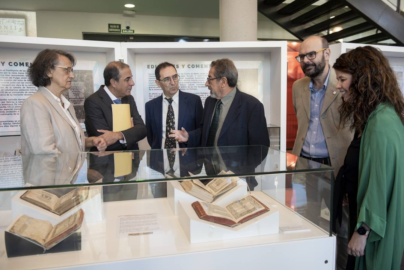Visitantes y expositores de la muestra 'Nebrija en la Biblioteca de la Universidad de Sevilla'