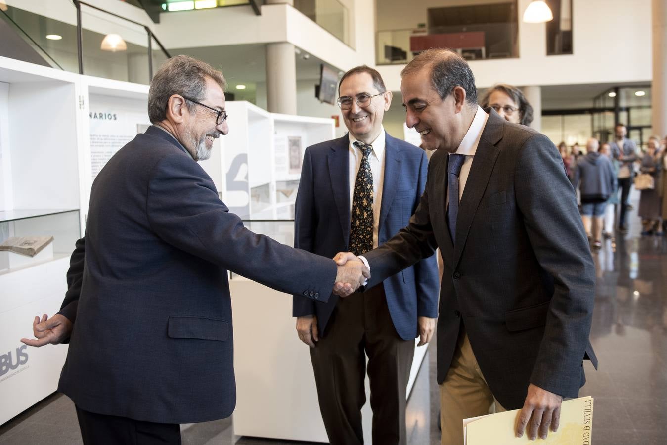 Visitantes y expositores de la muestra 'Nebrija en la Biblioteca de la Universidad de Sevilla'