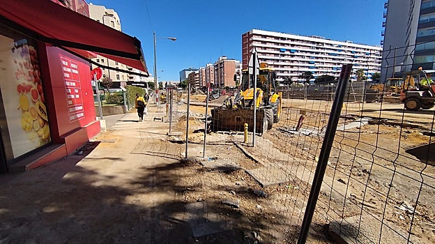 Las vallas impiden el acceso de los vehículos al garaje de la urbanización Urbis, en San Francisco Javier