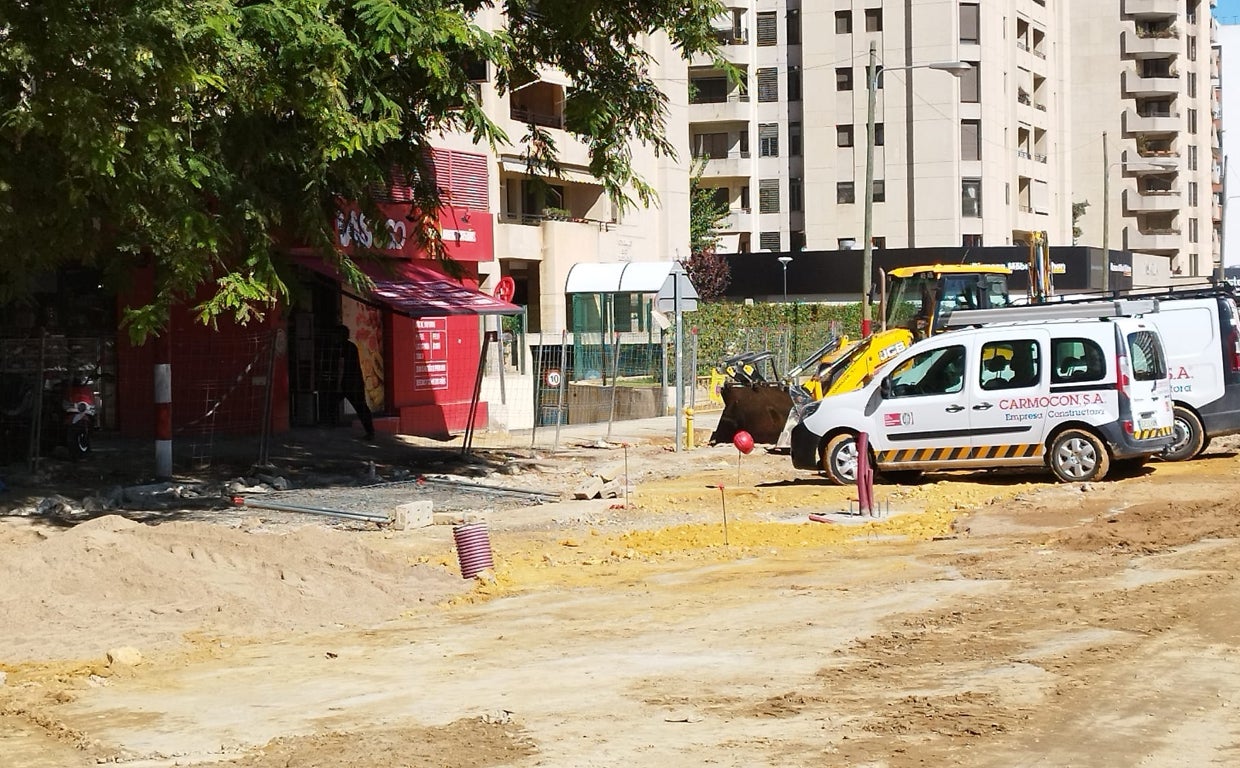 El acceso al garaje privado de los vecinos afectados está junto al supermercado