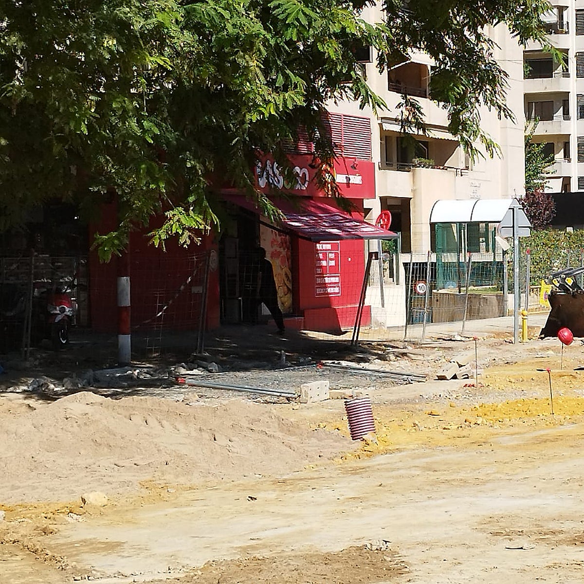 Las obras del tranvía en Nervión dejan atrapados los coches de los vecinos