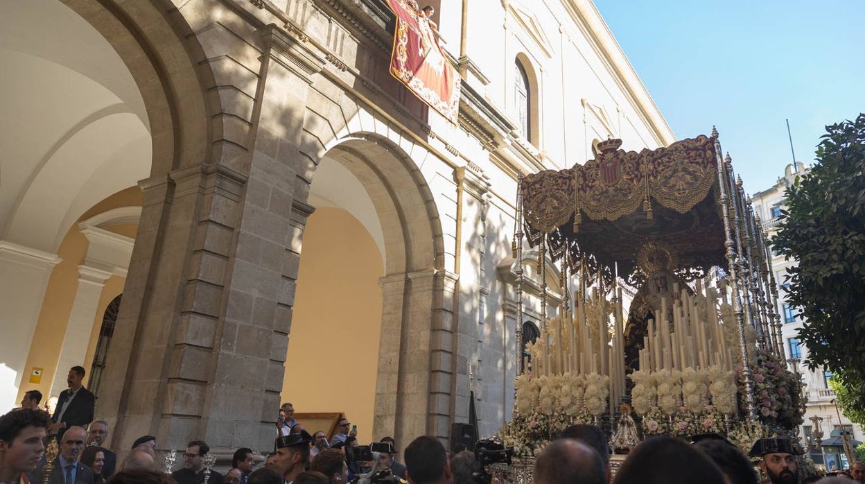 La Virgen de las Mercedes visita el Ayuntamiento antes de regresar a su barrio