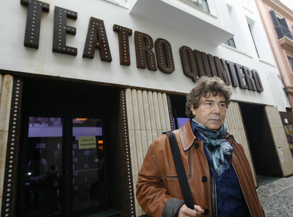 Frente a su teatro en Sevilla