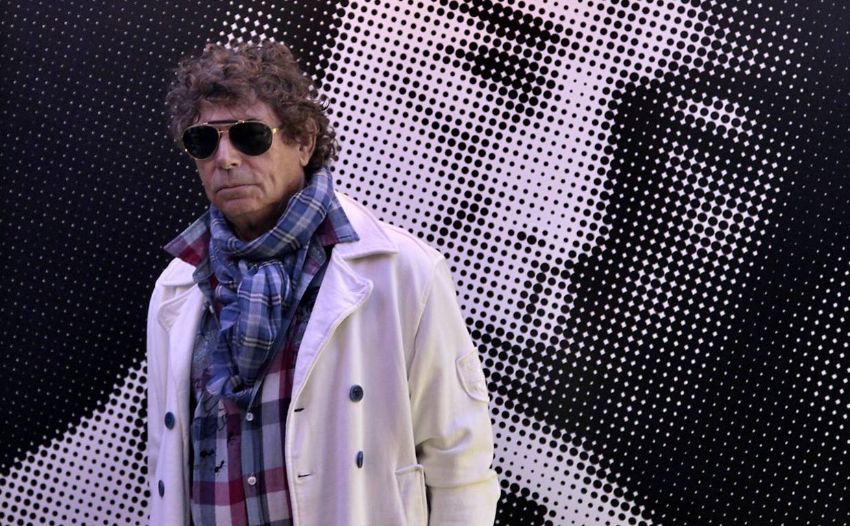 Quintero posa frente al cartel de su espectáculo 'El loco soy yo'