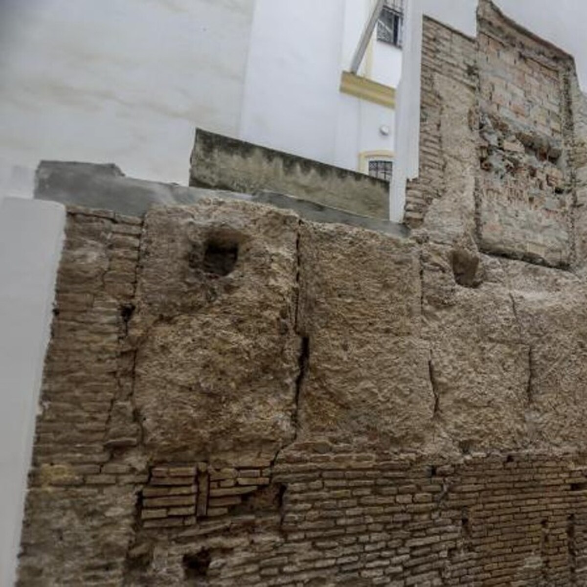 El juzgado impide el uso privativo del patio de la muralla de Castelar en Sevilla