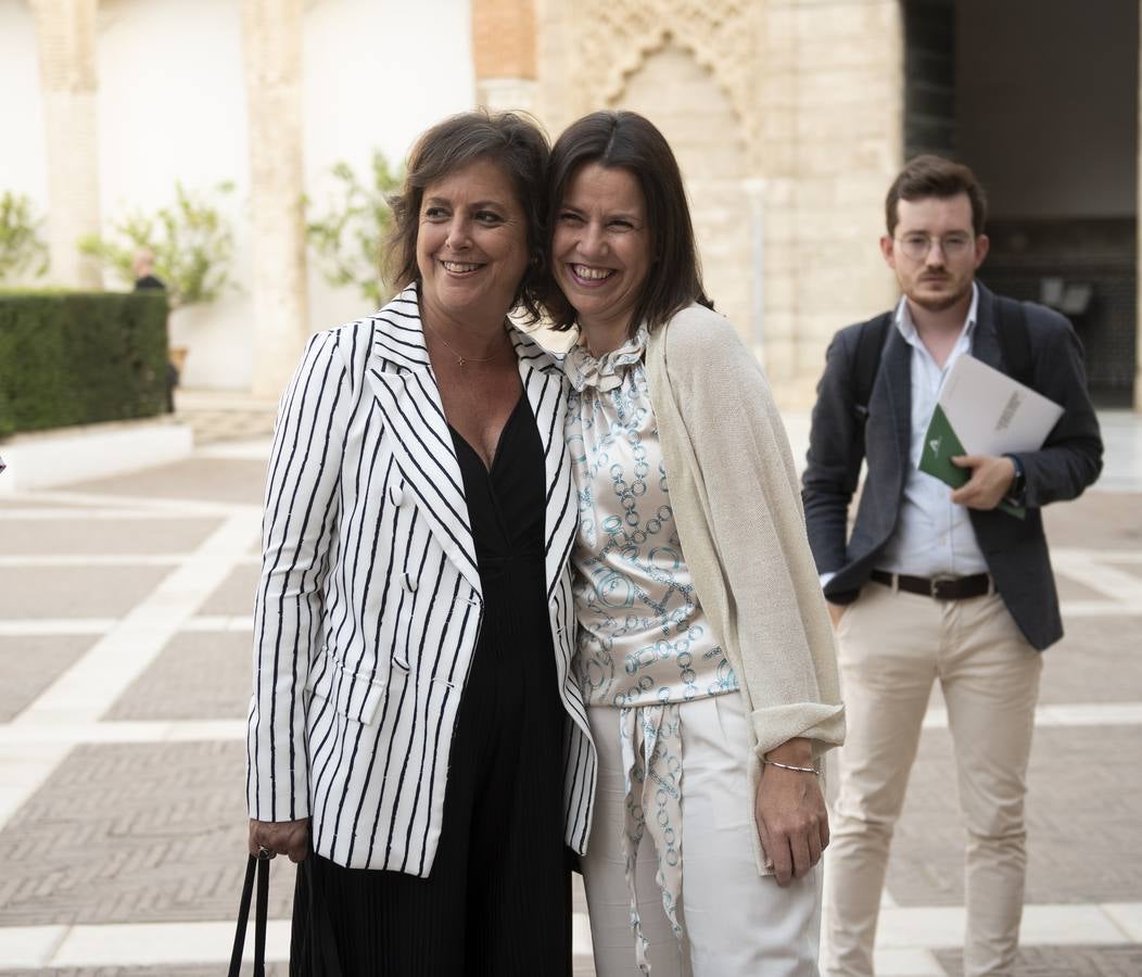La consejera de Salud y Consumo, Catalina García, y el presidente de la Fundación, Manuel Movilla, saludan a los premiados al llegar al Alcázar
