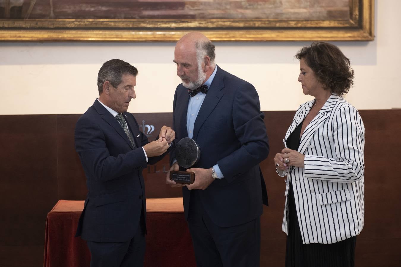 El doctor Manuel Masegoza Palma recibe la insignia de oro